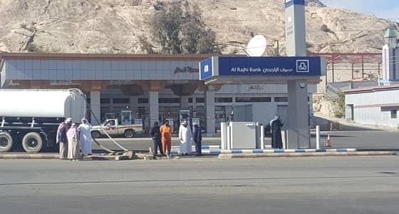 بالفيديو والصور.. بلدية تنومة تفتح عبارة أغلقها موظف كبير