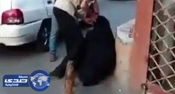 بالفيديو.. ضبط رجل تنكر في زي نسائي ليتسول