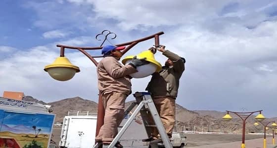 بالصور.. صيانة ألعاب الأطفال وفوانيس الإضاءة بحدائق نجران