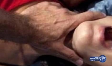 شاب يتخلص من والدته خنقا لشكه في سلوكها