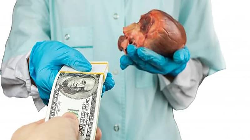 سيدة تتاجر باعضاء ابنتها مقابل المال