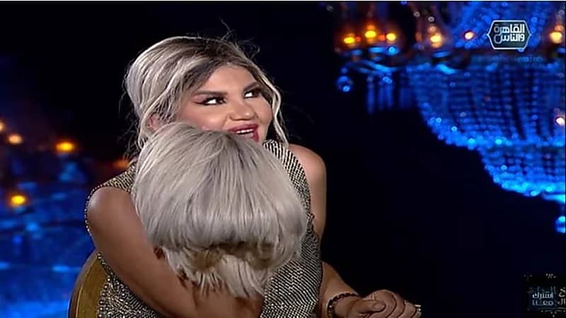 بالفيديو.. بوسي شلبي تخلع «الباروكة» على الهواء