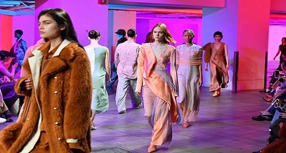 موضة التسعينات تعود بقوة في أسبوع الموضة بنيويورك