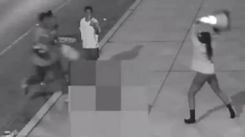 بالصور.. مراهقون يعتدون على رجل مسن بالضرب