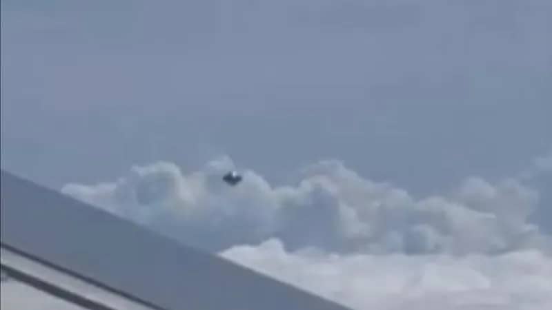 جسم غريب في السماء يصدم ركاب على متن طائرة