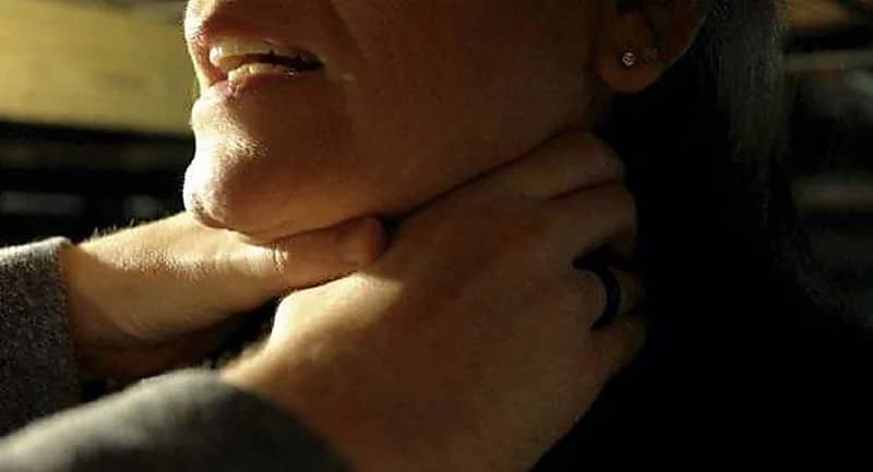 زوج يخنق زوجته بسلك كهرباء