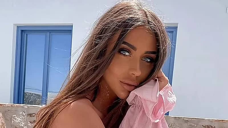 مؤثرة بريطانية تطالب بتعويض 1.7 مليون جنيه إسترليني بعد عمليات تجميل فاشلة