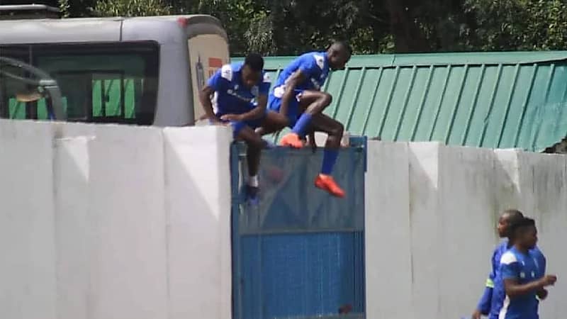 صور..لاعبو فريق زامبي يقفزون على سور الملعب خوفًا من السحر!