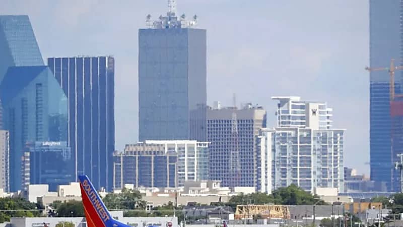 شاهد.. امرأة تطلق النيران في مطار بولاية تكساس الأمريكية