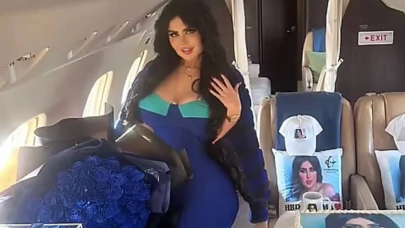 حليمة بولند تحتفل بعيد ميلادها على متن طائرة