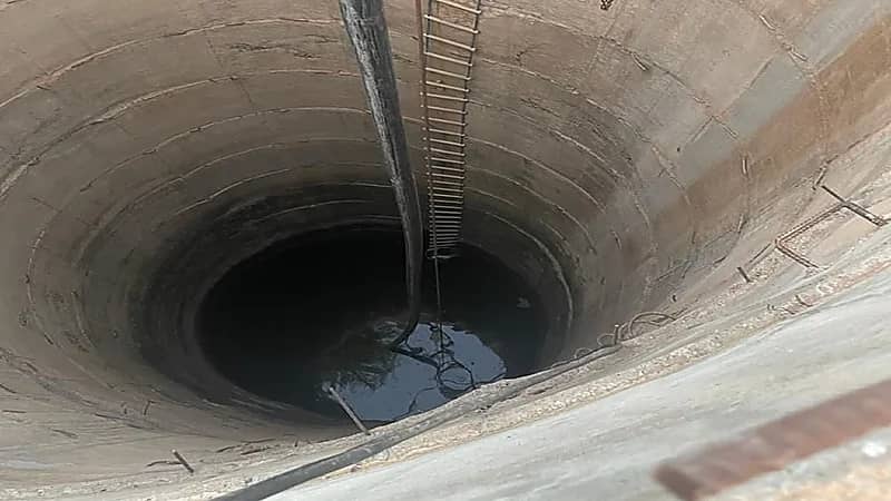 الدفاع المدني يباشر سقوط شخص في بئر بـ القويعية .. صور