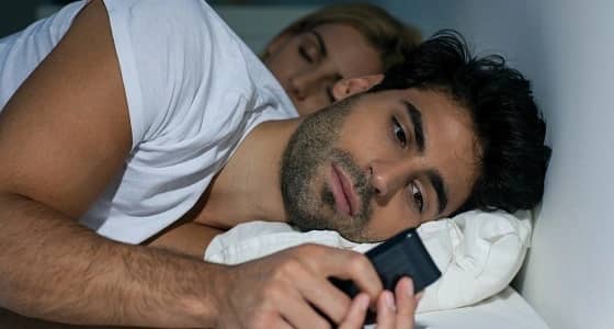 5 إشارات تؤكد أنّ خطيبك على علاقة بامرأة أخرى