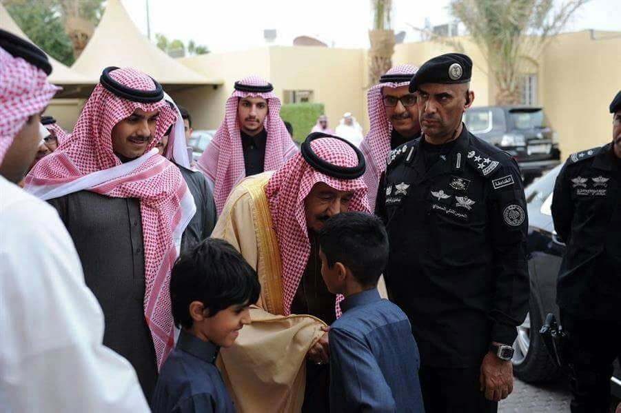 بالفيديو والصور.. جلالة الملك يقدم واجب العزاء في الفقيد الشيخ محمد آل الشيخ