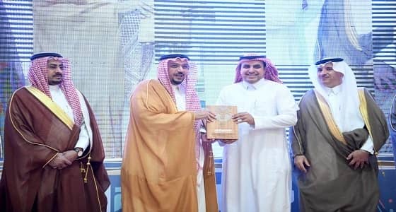 أمير القصيم يكرم كليات عنيزة بمهرجان التمور