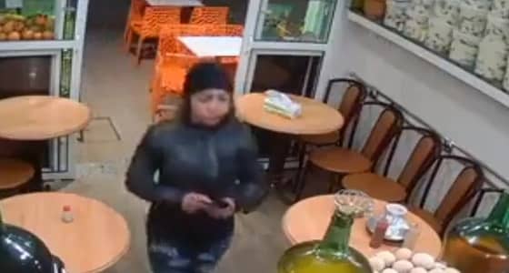 بالفيديو.. فتاة تسرق مطعما بطريقة ماكرة