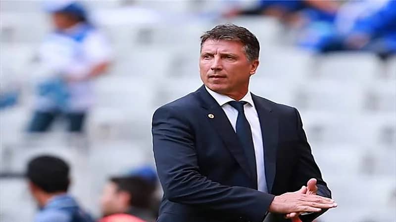 سيبولدي يقود الأهلي أمام الطائي 