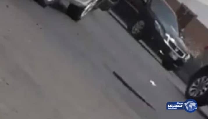 بالفيديو.. حرارة الجو تتسبب بتحرك أغطية بالوعات التصريف في المدينة المنورة