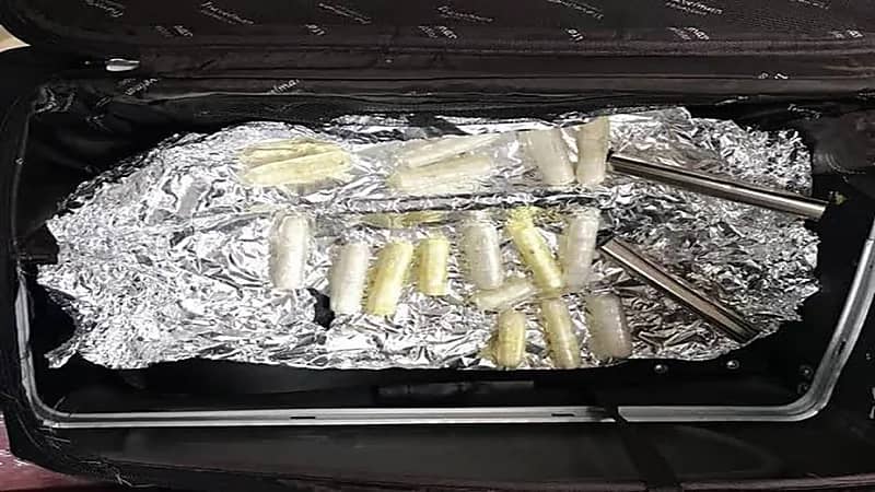 جمرك مطار الملك عبدالعزيز بجدة يحبط محاولتي تهريب 4.5 كيلوجرامات من "الكوكايين"