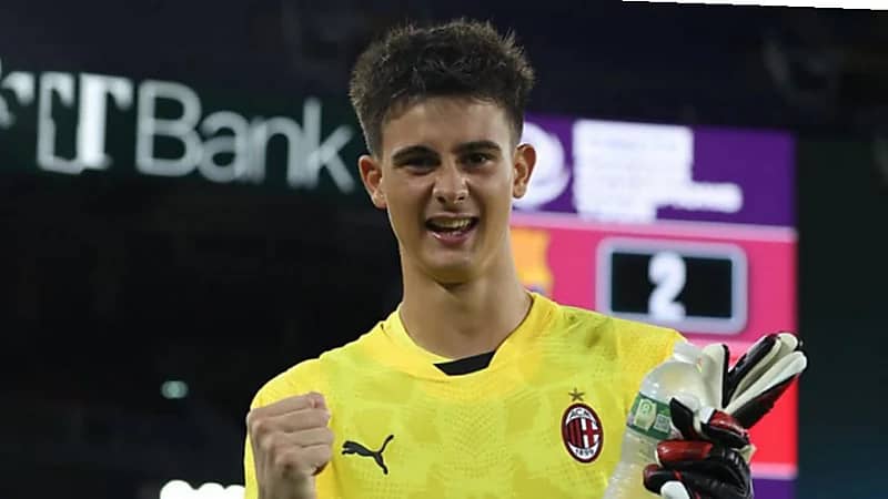 ميلان يقطع الطريق على الهلال ويرفض التخلي عن حارسه