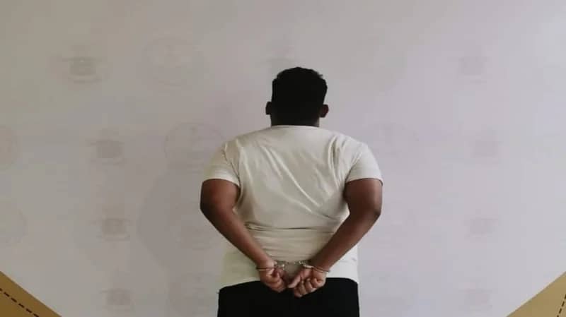 القبض على شخص لرميه علبًا بلاستيكية داخلها رمل في طريق عام بوادي جازان