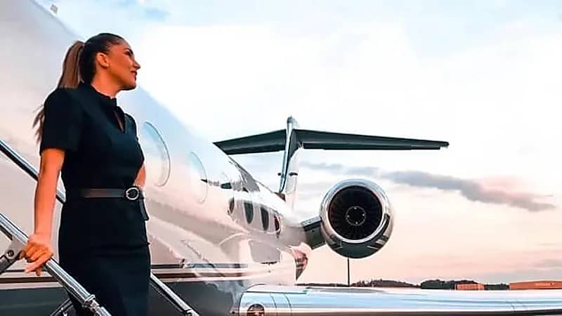 مضيفة طيران تكشف أسرار رحلات الأثرياء على متن الطائرات الخاصة
