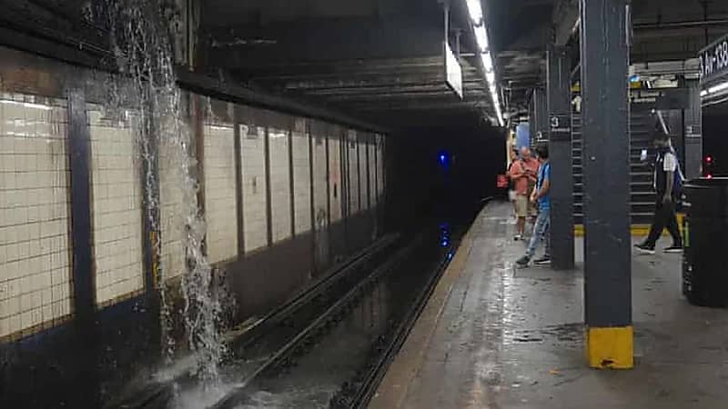 حاكمة نيويورك تعلن حالة الطوارئ بعد فيضانات عارمة تجتاح المدينة.. فيديو