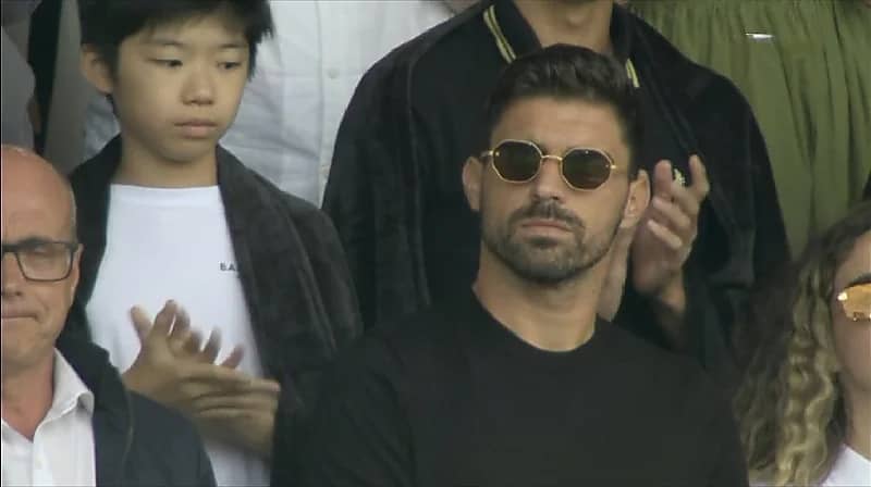 نيفيز يعود لملعب وولفرهامبتون ويشارك الجماهير تحية جوتا