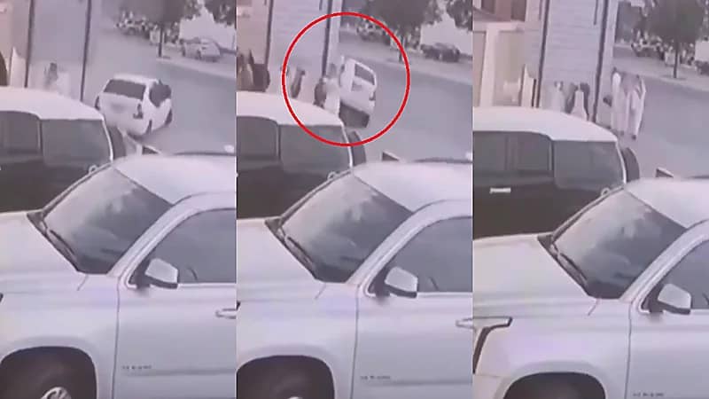 شاهد..مفحط يصدم مصلين إثر خروجهم من المسجد