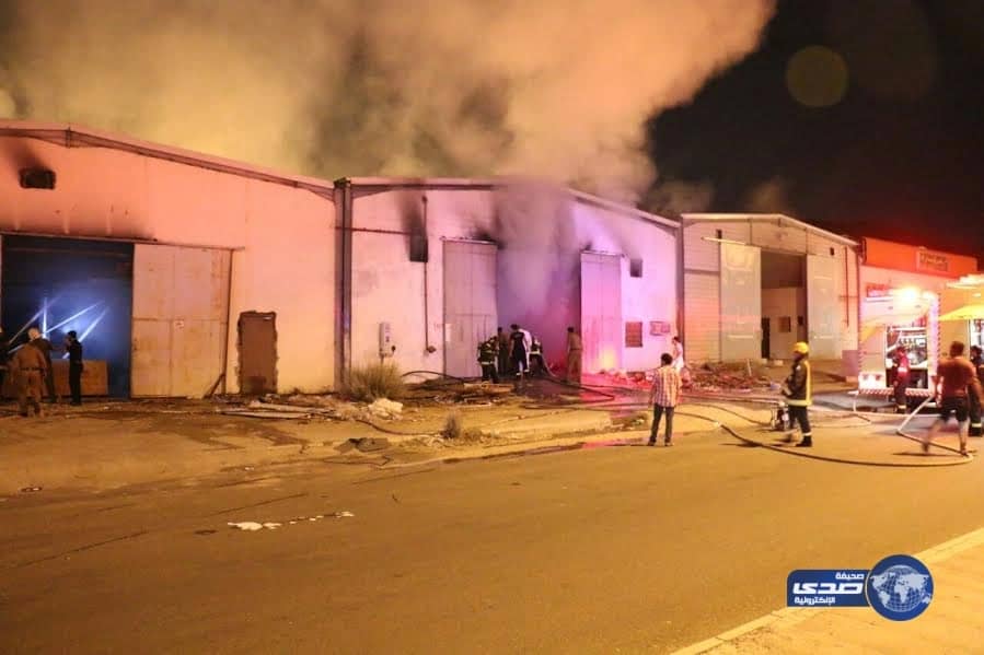 مدني مكة يسيطر على حريق بإحدى مستودعات شارع الحج