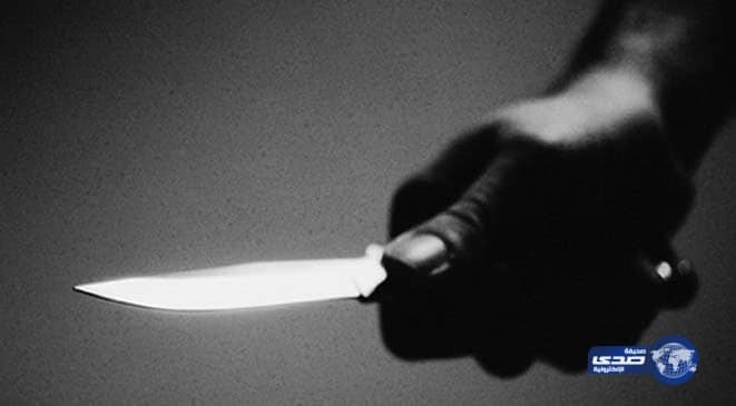 ممرضة تطعن شابًا أمام المارة لإجباره على معاشرتها