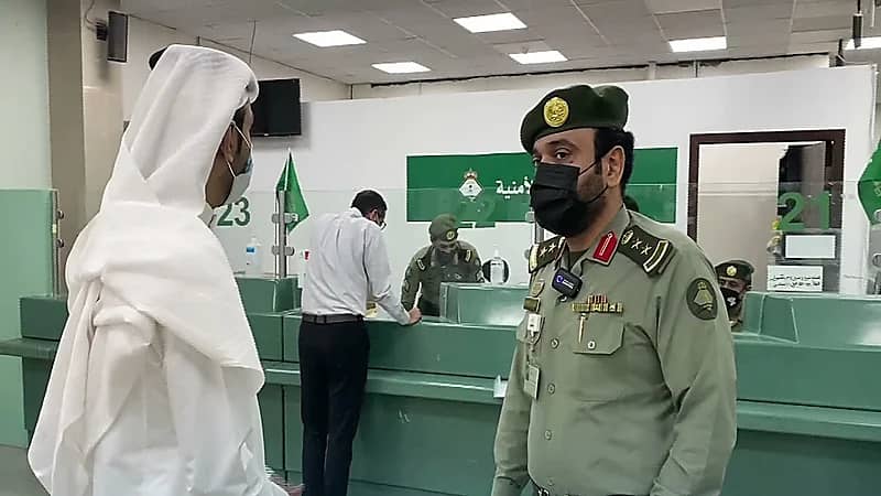 الجوازات توضح شرط السفر لمن أقل من 21 عامًا دون موافقة ولي الأمر