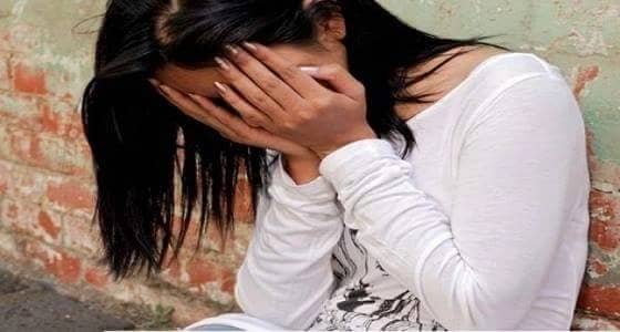 فتاة تلجأ لحيلة مثيرة لتمنع صديقها من نشر صورها الفاضحة