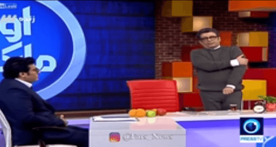 بالفيديو  : لحظة تعرض مذيع  للإغماء  على الهواء