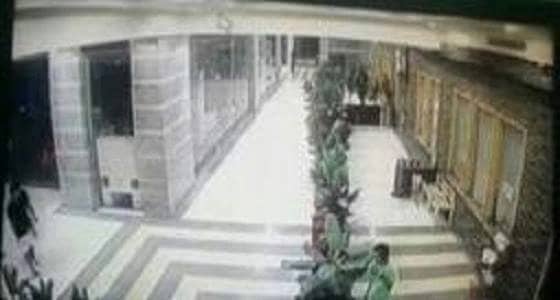 بالفيديو.. ضرب مبرح بالعصي والمقاعد بين شباب داخل مول في جدة