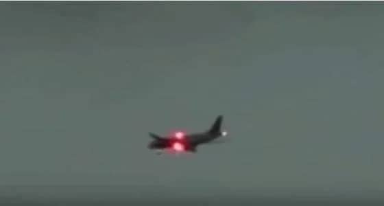 بالفيديو ..لحظة ضرب صاعقة قوية لطائرة روسية وسط ذعر الركاب