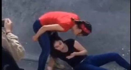 بالفيديو..مشاجرة عنيفة بين فتاتين في الشارع