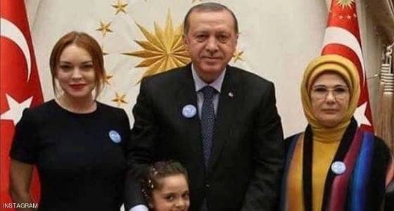 ليندسي لوهان تهدي أردوغان قلادة العالم أكبر من خمسة