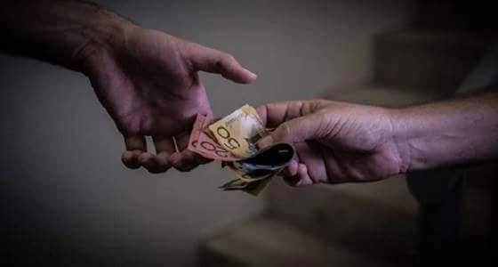 سيدة تتقدم بشكوى للشرطة بسبب ارتفاع سعر الحشيش