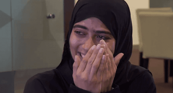 بالصور..لاعب أمريكي يحقق حلم فتاة إماراتية داخل غرفة تبديل الملابس