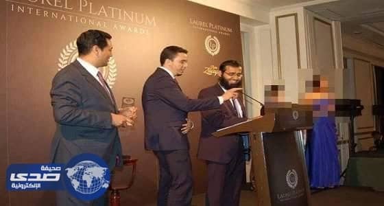 بالفيديو.. «الفوزان» يكشف مفاجأة عن فيديو تسلمه جائزة في حفل مختلط بإسبانيا