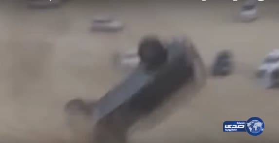 فيديو : ال"ديلى ميل" : تصف حادث انقلاب سيارة بالمملكة ب " الخطير "