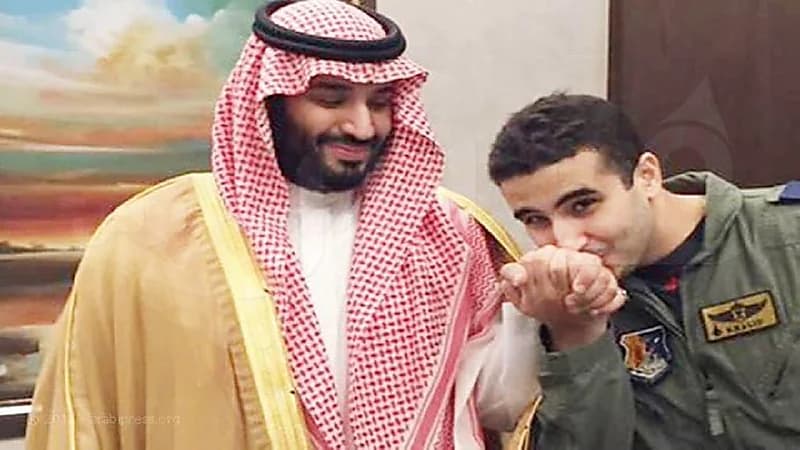 "آل الشيخ" ينشر صورة للأمير خالد بن سلمان وهو يقبل يد ولي العهد ويعلق : "لتذكير الجاهل"