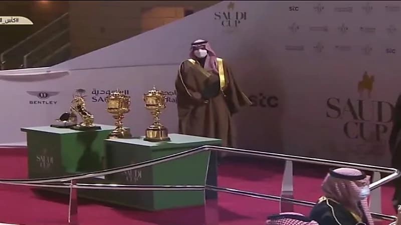 شاهد.. تتويج الأمير عبدالرحمن الفيصل بكأس المملكة العالمي للخيل بعد فوز جواده " مشرف "