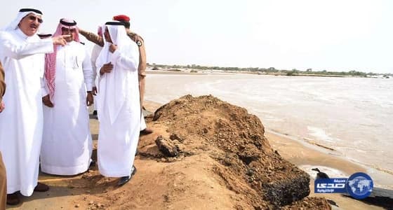 "أمير جازان "يتفقد الطريق الدولى ويوجه بتغير مسار المياة المتدفقة بسبب السيول