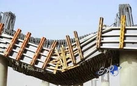 فيديو يحبس الأنفاس.. "لحظة انهيار جسر وعليه عدد من المارة"