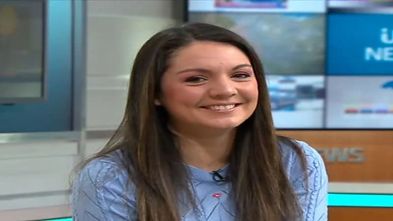 مذيعة ترتدي بنطلون جلد أحمر يُصدر أصوات غريبة على الهواء
