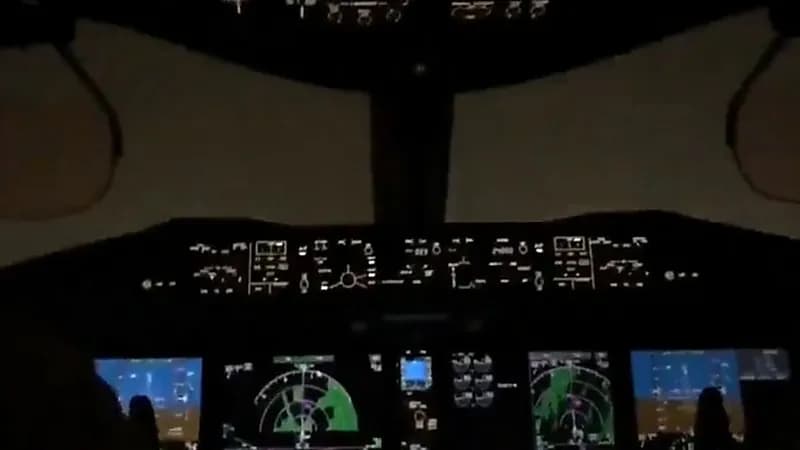 شاهد.. البرق يضرب طائرة البوينج B787 أثناء مرورها بعاصفة جوية