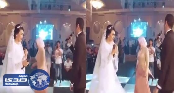 ⁠⁠⁠⁠⁠بالفيديو..عروس تضبط عريسها يٌعاكس فتاة بحفل زفافها