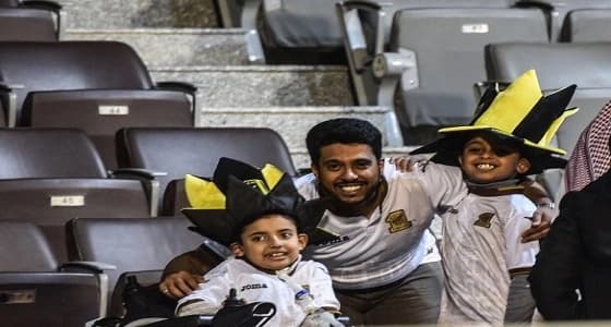 بالصور.. طفل من ذوي الهمم يحضر مباراة الاتحاد.. ووالده يفاجئ بردود جارحة
