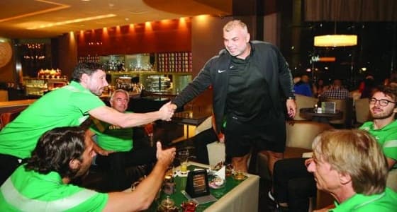 "كوزمين" يزور تدريبات الأخضر بالإمارات